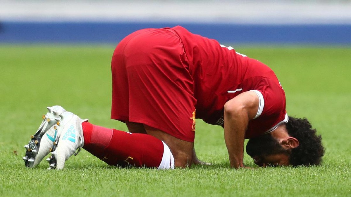 Mohamed Salah merayakan gol di laga pramusim (HANNIBAL HANSCHKE/Reuters)