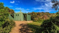 Inilah eco-toilet yang ada di padang semak. Fasilitas ini disajikan untuk peselancar dan pemancing yang berkunjung ke Pantai Waitpinga di Semenanjung Fleurieu Australia (Dok. CNN)