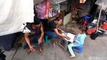 Puluhan Anak Pemulung di Tanah Abang Belajar Menulis