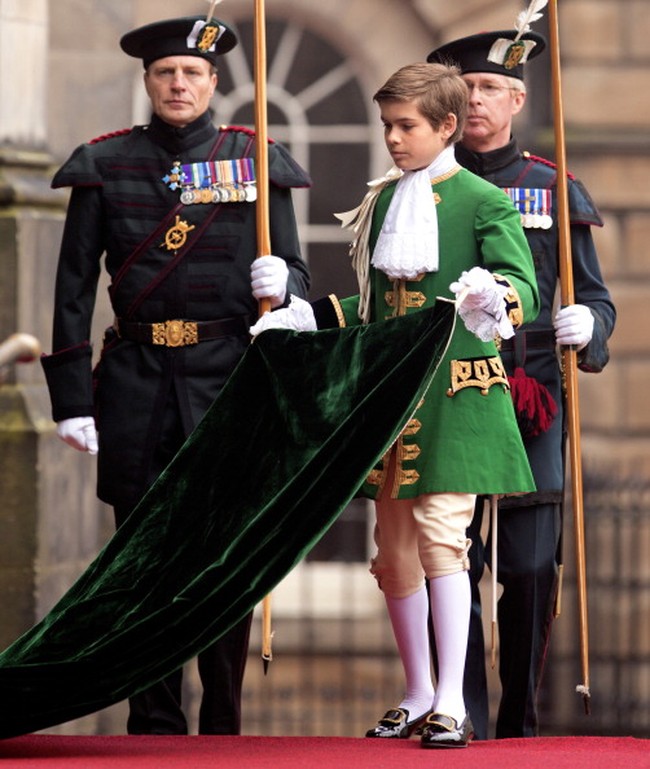 Arthur Chatto telah mencuri perhatian sejak ia kecil. Kala itu ia selalu menjadi page boy atau pengiring Ratu Elizabeth. Foto: Ist.