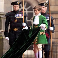 Arthur Chatto telah mencuri perhatian sejak ia kecil. Kala itu ia selalu menjadi page boy atau pengiring Ratu Elizabeth. Foto: Ist.