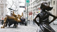 Patung banteng yang berada di Manhattan, New York City ini sebagai Charging Bull atau kadang di sebut Wall Street Bull. Patung banteng ini terbuat dari perunggu yang dibuat oleh seniman asal Italia Arturo Di Modica.  Patung ini diketahui memiliki berat 3,2 ton dengan tinggi 3,4 meter dan panjang 4,9 meter. Charging Bull juga ditemani patung seorang anak kecil wanita yang seakan tak gentar menatap banteng tersebut.
