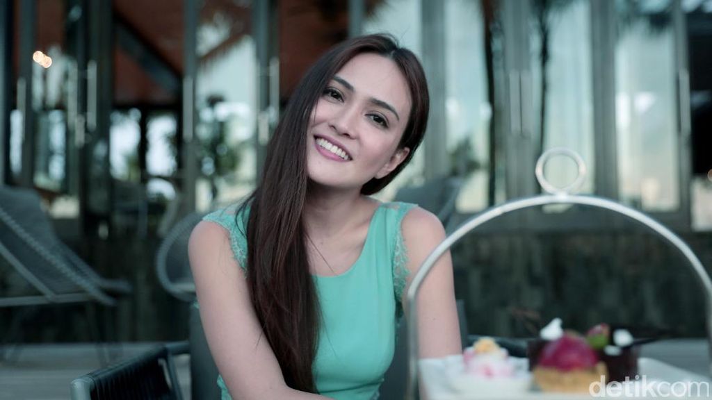 Asiknya! Shandy Aulia Santai Nikmati Angin Pantai di Bali