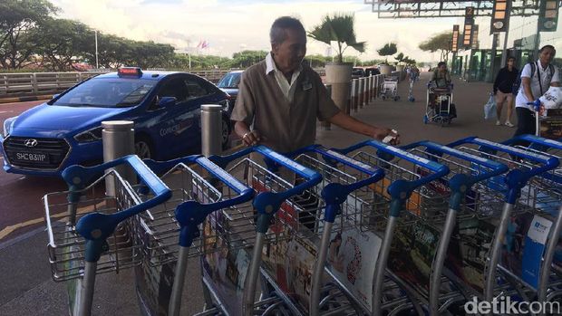 Mengapa Banyak Manula Masih Bekerja di Singapura?