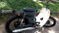 Meski sudah dimodifikasi, motor tetap mempertahankan beberapa suku cadang aslinya. Foto: Wilar Bayu Priambodo