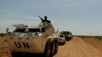 Letkol Inf Syamsul Alam menyampaikan selama pengambilan air setiap hari ini, dilakukan pengawalan (escort) oleh Tim PKF (Peace Keeping Force) berjumlah 17 orang dengan didukung perlengkapan lengkap seperti rompi anti peluru (Body Armour), senjata, munisi, helm dan sarung tangan yang sesuai standar keamanan, serta kendaraan 2 (dua) APC (Armoured Personnel Carrier) 2 (dua) LC (Land Cruiser) dan 2 (dua) mobil tangki air, di bawah pimpinan seorang Komandan Peleton berpangkat Letnan Dua atau Letnan Satu, yang dilaksanakan mulai pagi hingga sore dari Indobatt-03 Camp ke Ardamata sejauh 14 Km PP (pulang-pergi). Dok. Puspen TNI.