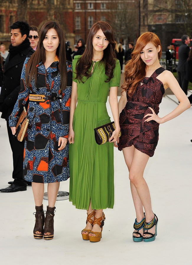 Tiga serangkai ini kembali tampil bersama di fashion show Polo Ralph Lauren Mercedes-Benz Fashion Week Spring 2015. Juga kompak dengan gaun hitam, kali ini TaeTiSeo memilih gaya preppy. Foto: Getty Images