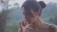 Aurelie Moeremans belum lama ini mengunggah fotonya yang terlihat seksi. (Dok. Instagram/aurelieowreally)