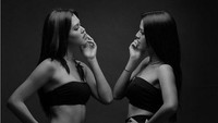 Kedua wanita cantik itu memang memiliki gaya yang berbeda. (Dok. Instagram/rebeccatamara)