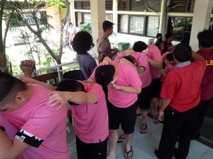 Pakai Baju Pink, 27 WNA Penipu di Bali Diterbangkan ke Jakarta