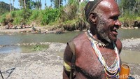 Oktovianus Sondegau usianya sudah 75 tahun. Dia tinggal di dekat Sungai Wabu, Sugapa dan rumahnya masih berupa honai (Afif/detikTravel)