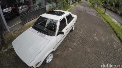 Sedan Retro Toyota Corolla DX 1980