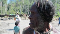 Perawakan Oktovianus Sondegau sederhana. Giginya sudah ompong dan tubuhnya bungkuk. Dia masih pakai koteka, tanpa memakai baju dan celana. Tapi fisiknya masih sehat (Afif/detikTravel)