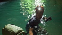 Kamu dapat bertualang dan berenang di dalam sungai bawah tanahnya karena airnya sebening kristal. Namun situs-situs operator wisata di Belize seperti Belize ATM Cave Tour, Pacz Tours dan Maya Walk Tours menulis, gua ini begitu disakralkan dan ditakuti Suku Maya (Pacz Tours/Benedict Kim)