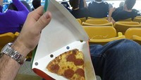 Kotak pizzanya besar, tapi justru potongan pizzanya hanya sebesar ini! (Foto: Bored Panda)