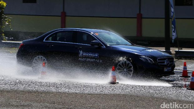 Tes performa ban Michelin di lintasan basah