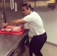 Gara-gara Keju dan Asparagus, Chef 'Salt Bae' Bikin Pelanggan Kecewa