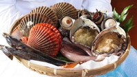 Kemudian mereka akan menyelam ke laut memilih kerang-kerang laut (Mike MacEacheran/BBC Travel)