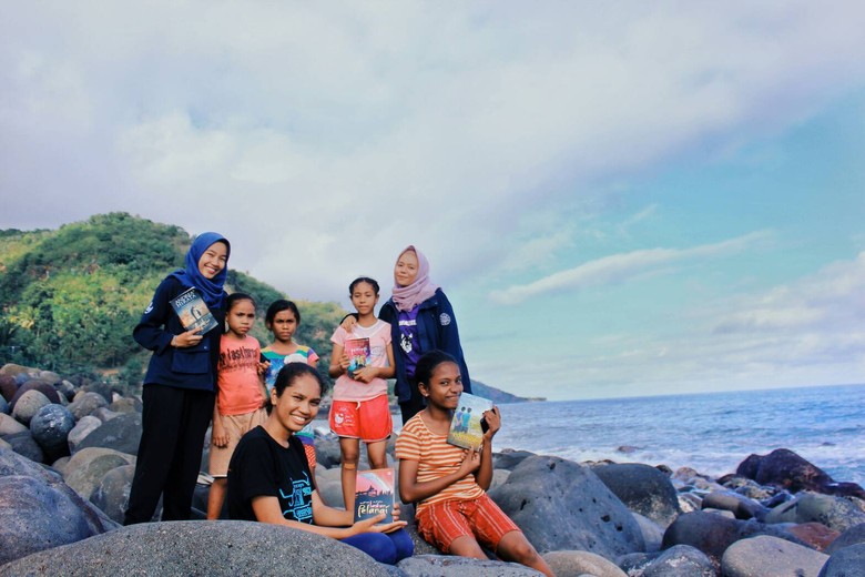 Bentang Pustaka bagikan paket buku Andrea Hirata. Foto: dok. Bentang Pustaka Bentang Pustaka bagikan paket buku Andrea Hirata. Foto: dok. Bentang Pustaka