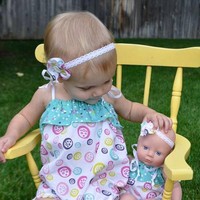 Baju dan ikat kepala kembar sama boneka. Foto: Istimewa