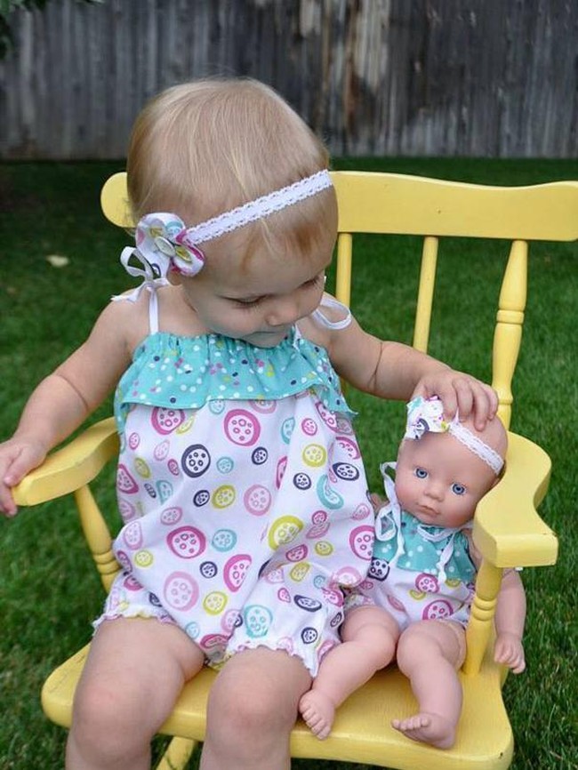 Baju dan ikat kepala kembar sama boneka. Foto: Istimewa