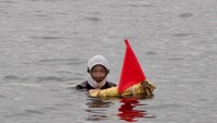 Ama berarti wanita laut. Dulu mereka menyelam dengan bertelanjang dada dan hanya menggunakan cawat. Walau telah modern, mereka tetap tidak menggunakan alat selam, mereka hanya menggunakan fin untuk memudahkan bergerak di air (BBC Travel)