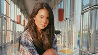 Kekasih Marcello Tahitoe pun tampak bergaya kasual dengan kemeja, ripped jeans dan sneakers. (Dok. Instagram/aurelieowreally)