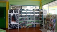 Buku-buku tentang Islam tertata di rak masjid.