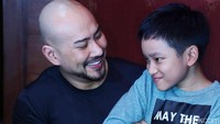 Mantan pesulap ini termasuk orang yang cukup sering marah kepada netizen. Deddy pernah meradang gara-gara ada netizen yang menghina anaknya, Azka mirip anjing. “Azka memang tidak pernah diajari tuk berkata kasar pada siapapun, tapi Azka diajari tuk tarung satu lawan satu.. laki tanding kalau sebanding. Untung ini anak masih kecil... kalau udah dewasa... 3 hari saya ciduk, katanya. Foto: Ismail/detikHOT