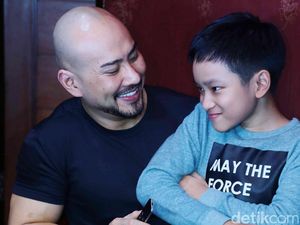 Beri Contoh Baik, Deddy Corbuzier Tak Paksa Azka Peluk Islam