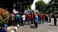 Massa serikat pekerja JICT akhirnya membubarkan diri sekitar pukul 11.40 WIB. Massa membubarkan diri dengan tertib, baik menggunakan motor, mobil, hingga bus. Para polisi yang berjaga pun serentak membubarkan diri sambil beristirahat di depan Kementerian BUMN.