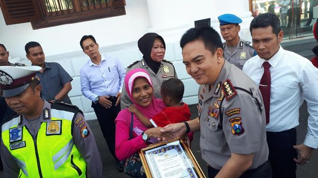 Kapolrestabes beri penghargaan kepada warga yang bersama polisi menangkap penjambret