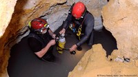 2 Orang ilmuwan ini turun menggunakan tali sepanjang 20 meter. Mereka bercerita bahwa atmosfir Gua Movile ini sangat ekstrem. Kadar oksigen di dalam air danau gua ini hanya 10%, sementara normalnya 20% (Thierry Berrod/Mona Lisa Production/SPL/BBC Earth)