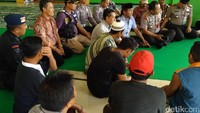 Sekitar 400-500 pengikut Dimas Kanjeng masih bertahan di padepokan Desa Wangkal, Kecamatan Gading (Rofiq/detikcom)