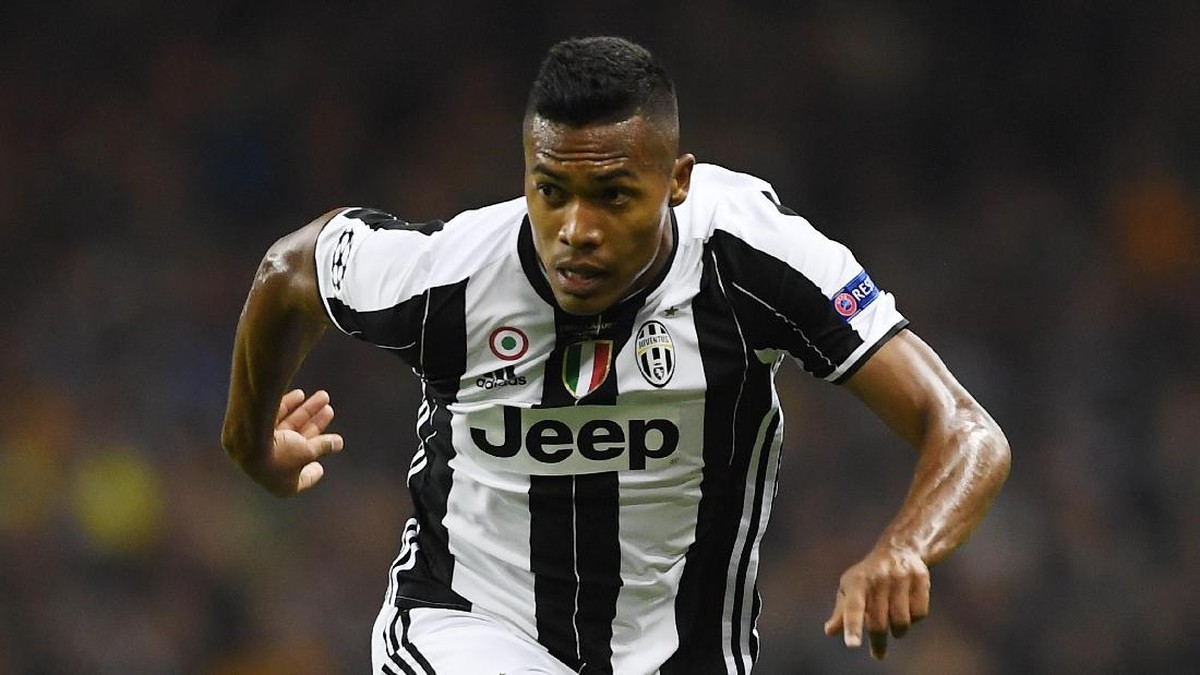 Alex Sandro bertahan di Juvetnus. Foto: Getty Images/Laurence Griffiths
