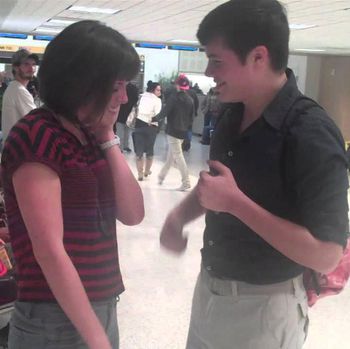 3 Kisah Pertemuan Pertama Pasangan Kencan Online yang Menghebohkan Netizen