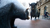 Patung banteng dan beruang ini berada tepat di luar gedung Frankfurt Stock Exchange (FSE). Patung ini menjadi ikon kota dan banyak turis yang datang untuk melakukan selfie dengan banteng dan beruang tersebut. CNBC.