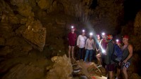 Jika melakukan tur ke tempat ini wisatawan harus memegang pundak teman di depannya selama menelusuri gua. (Pacz Tours/Benedict Kim)