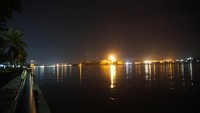 Sungai Mahakam yang membentang sepanjang 980 kilometer juga melewati Kutai Kartanegara. Traveler bisa nongkrong atau sekadar melihat pemandangan sekitar sungai (Masaul/detikcom)  