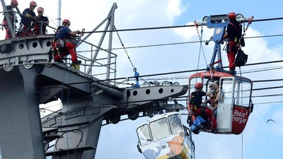 Momen Penyelamatan Puluhan Orang Terjebak Kereta Gantung di Jerman