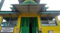 Masjid Jami Sultan Ayub didirikan oleh Sultan Haji Abang Muhammad Ayub Paku Negara saat memerintah sebagai sultan dan menjadi peninggalan penyebaran peradaban Islam di Sanggau.