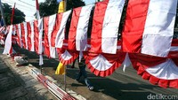 Pedagang bendera memanfaatkan trotoar untuk menjajakan dagangannya.