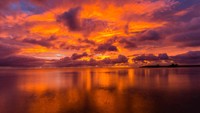 Saat sunset, keindahan pantai-pantai di Micronesia semakin bertambah. Semburan jingga nan eksotis membuat pemandangan pantainya makin dramatis (Thinkstock)