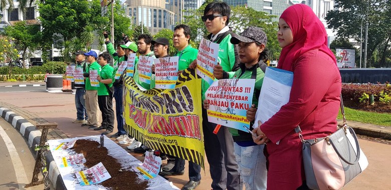 Patut Ditiru! Driver Go-Jek Gelar Aksi Bersih Ranjau Paku Patut Ditiru! Driver Go-Jek Gelar Aksi Bersih Ranjau Paku