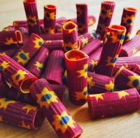 Wah, Pasta-pasta Cantik Berwarna Pelangi Ini Dibuat dari Bahan Alami!