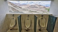  Kalau toilet ini ada di biara Tibet. Saat traveler kencing bisa melihat panorama memukau dari Himalaya (Dok. CNN)
