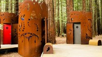Toilet umum ini dirancang oleh seniman Maori Kereama Taepa. Masing-masing menggambarkan burung asli yang punah atau terancam punah yang ada di New Zealand (Dok. CNN)