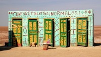 Lihatlah toilet yang berjejeran di pinggir jalan ini. Lokasinya ada di padang gurun Tunisia (Dok. CNN)
