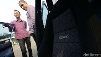 Willy Keraf menunjukkan interior Toyota Corolla miliknya.