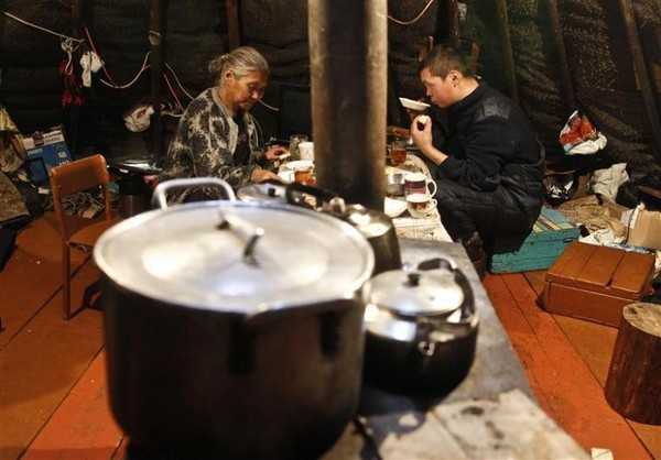Letak persisnya ada di pinggiran Rusia, sebelah barat laut Siberia. Keadaan dalam rumah Suku Nenets (Dok. REUTERS/Anton Golubev Letak persisnya ada di pinggiran Rusia, sebelah barat laut Siberia. Keadaan dalam rumah Suku Nenets (Dok. REUTERS/Anton Golubev
